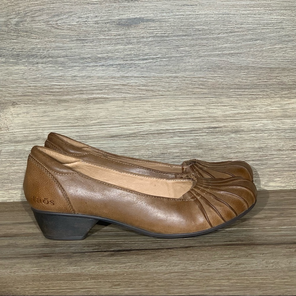 Taos Calypso Brown Leather Pleated Detail Slip-On Comfort Shoe Sz- 8.5